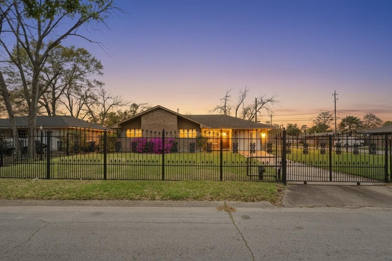 Property Photo:  10229 Royal Oaks Drive  TX 77016 