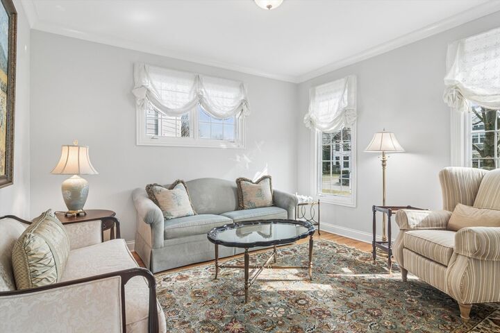 Property Photo:  716 E Sunnyside Avenue  IL 60048 