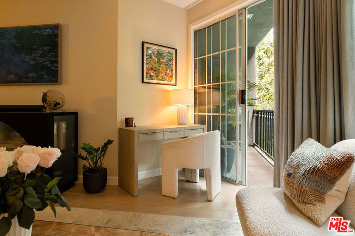 Property Photo: 585 N Rossmore Avenue 407 CA 90004