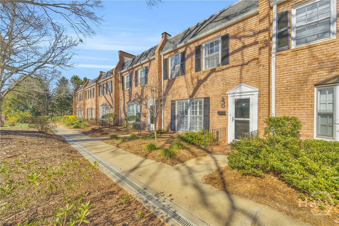 Property Photo: 29 N Stratford Dr GA 30605