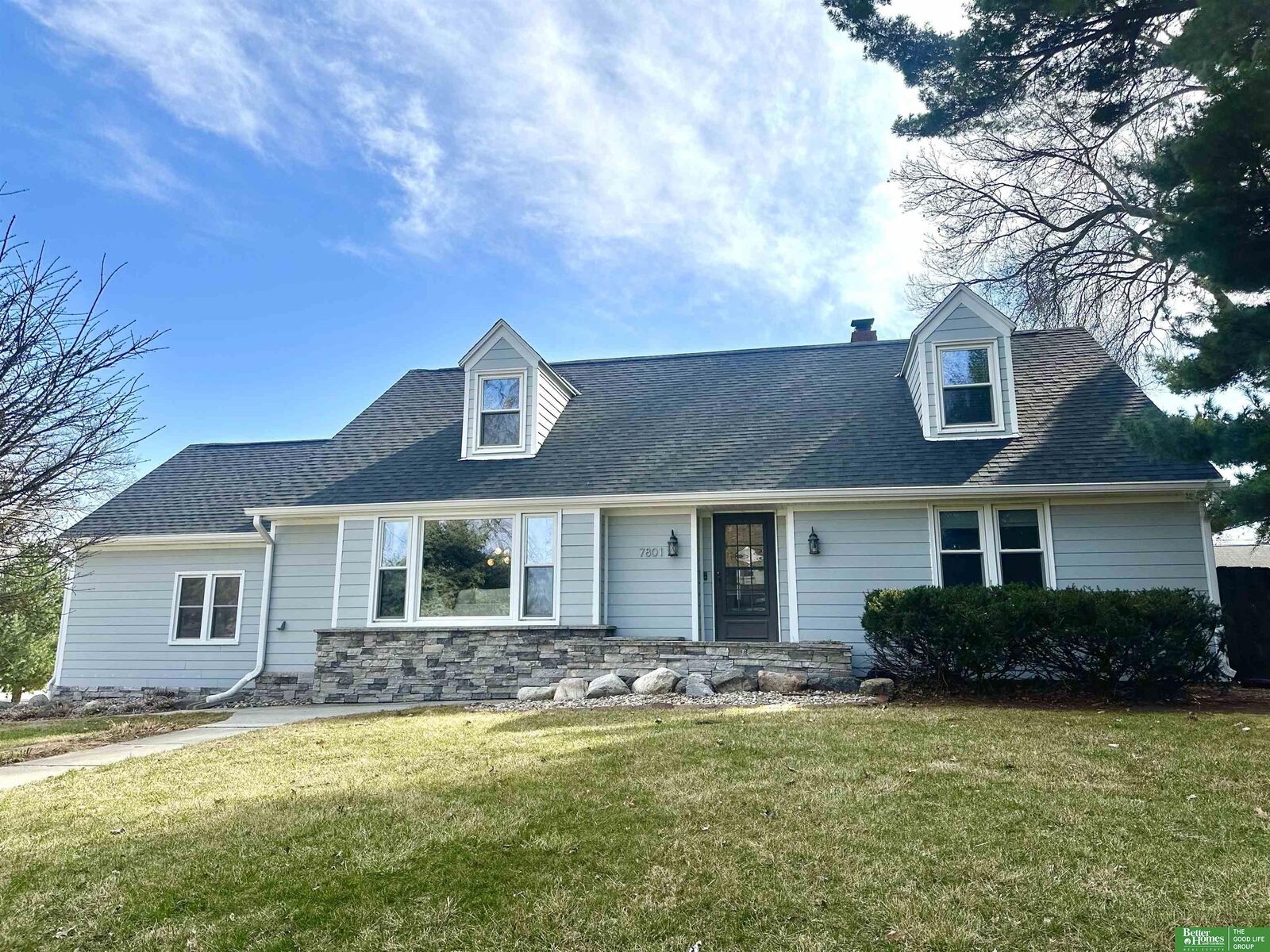 Property Photo: 7801 Hickory Circle NE 68124