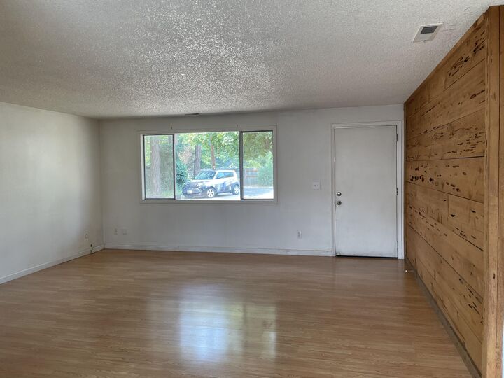 Property Photo: 735 Kenyon Street OR 97501
