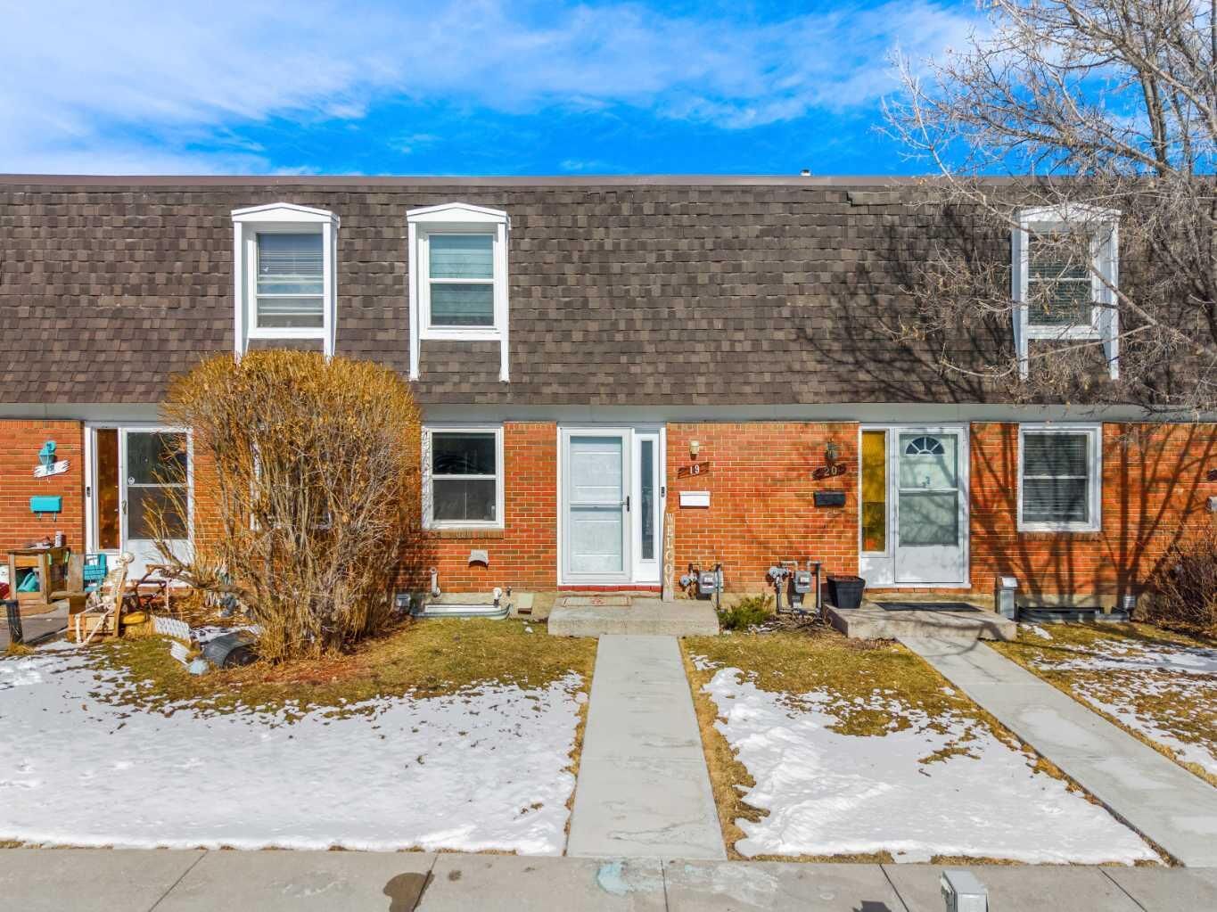 Photo de la propriété:  330 Canterbury Drive SW 19  AB T2W 1H6 