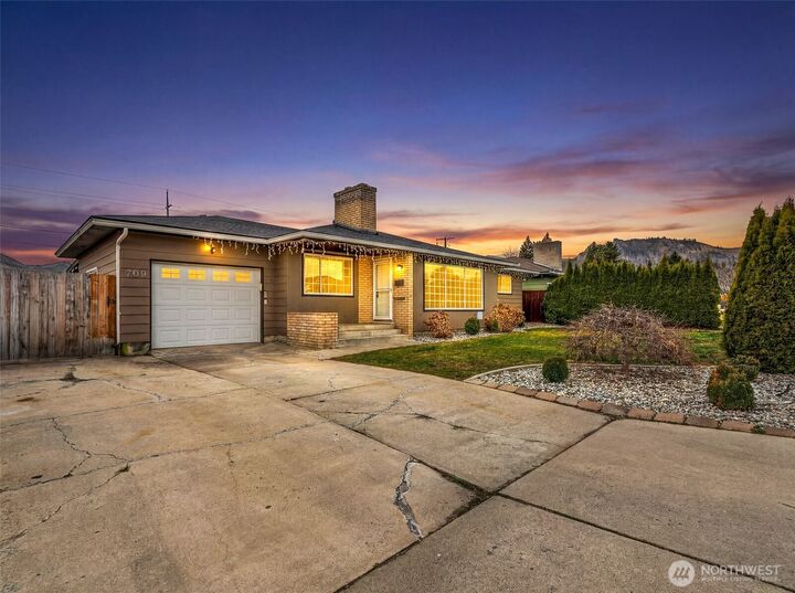 Property Photo:  709  Schons Place  WA 98801 