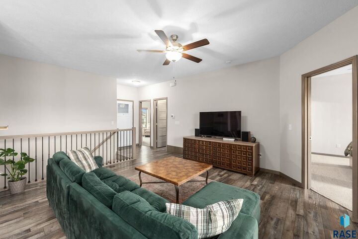 Property Photo:  2229 S Creekview Ave  SD 57106 