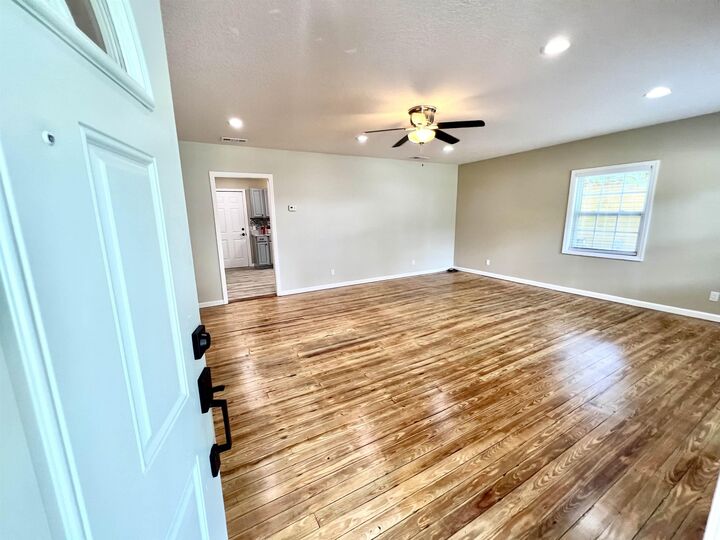 Property Photo:  804 W 2nd St  FL 32084 