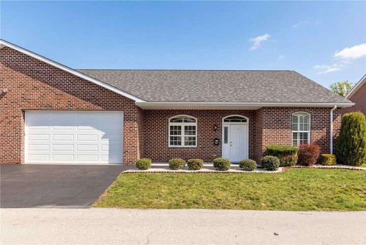 Property Photo: 909 Valentina Ln PA 15068