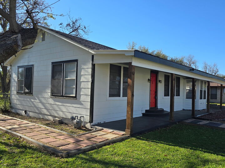 Property Photo:  305 N 5th Street  TX 76577 
