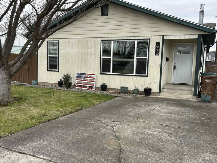 Property Photo:  1220 4th St  WA 99403 