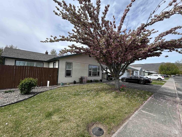 Property Photo:  1220 4th St  WA 99403 