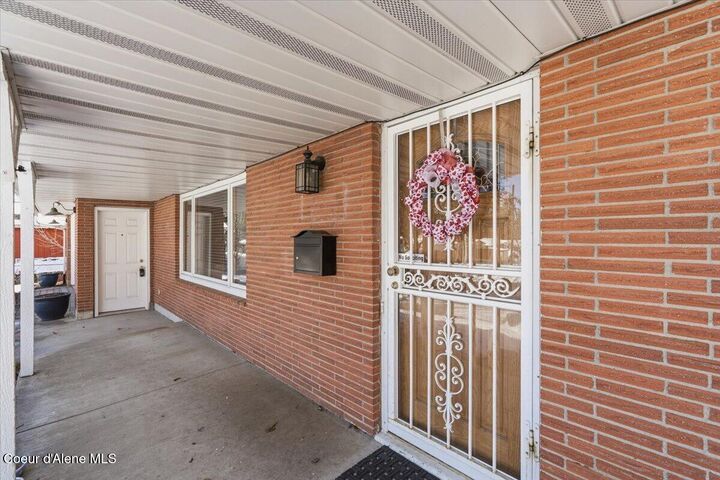 Property Photo:  720 Buena Vista St  WA 99004 