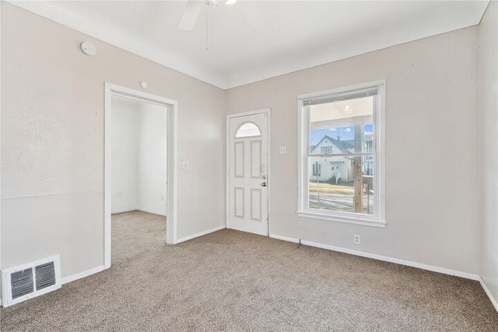 Property Photo:  452 8th Avenue SW  IA 52404 