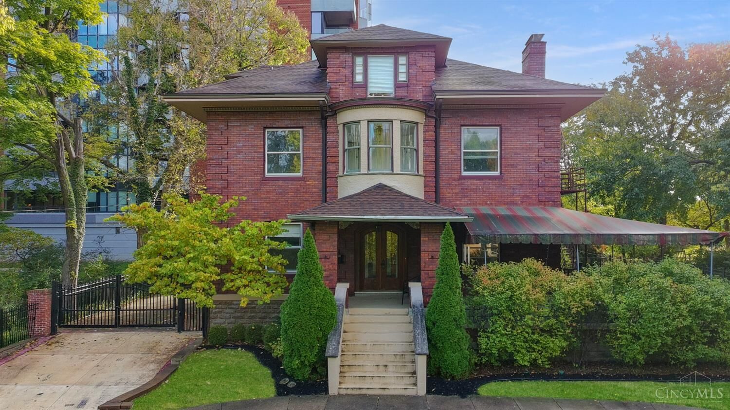 Property Photo: 2100 St James Avenue OH 45206