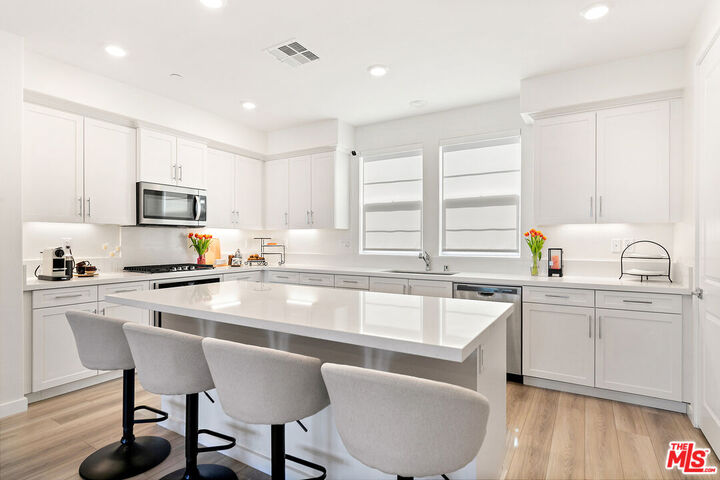 Property Photo:  27121 Valley Oak Pl  CA 91381 