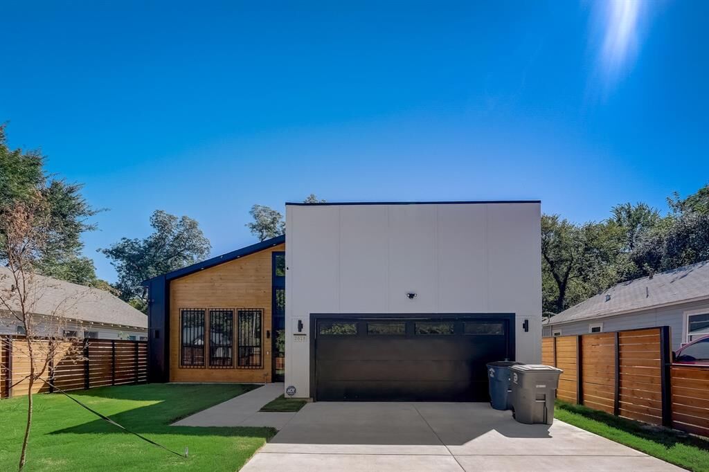 Property Photo: 2618 Carpenter Avenue TX 75215
