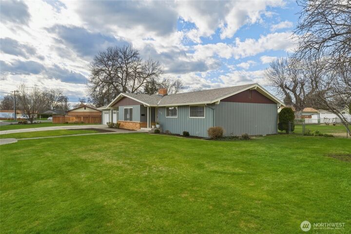 Property Photo: 305 NE A Street WA 99324