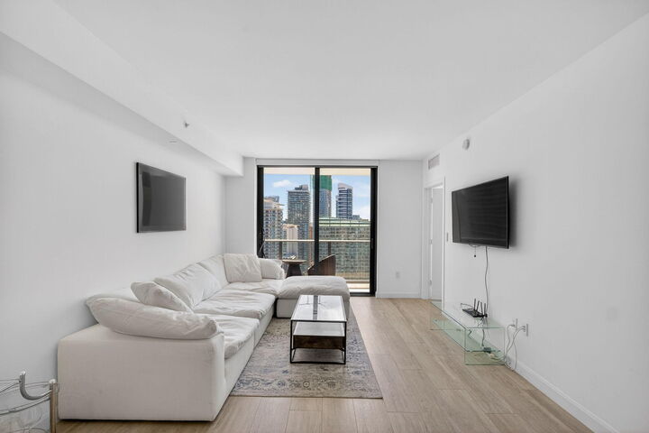 Property Photo: 55 SW 9th Street 3704 FL 33130