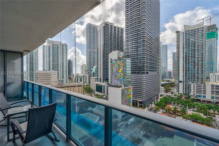 Property Photo:  45 SW 9th St 1405  FL 33130 