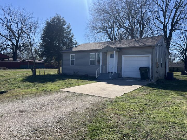 Property Photo:  905 S Griffith Avenue  MO 65605 