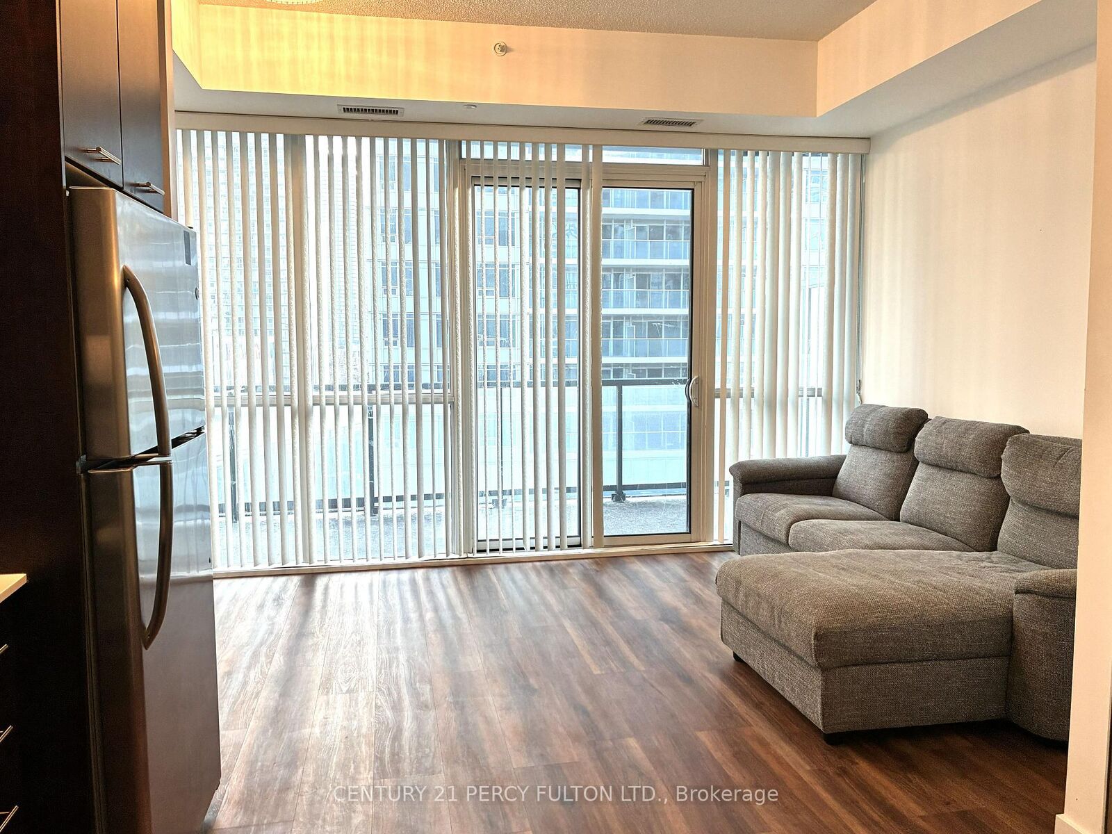 Property Photo:  20 Bruyeres Mews 809  ON M5V 0G8 