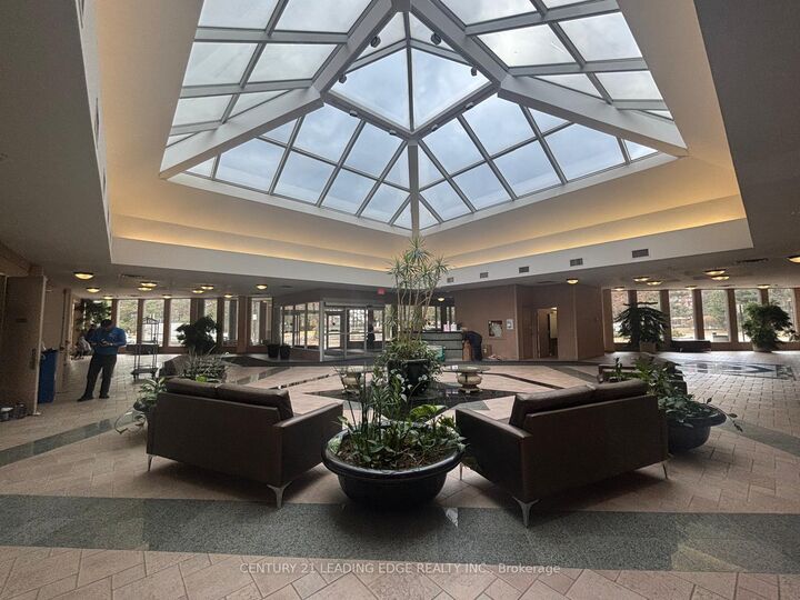 Photo de la propriété:  7 Concorde Place 1901  ON M3C 3N4 