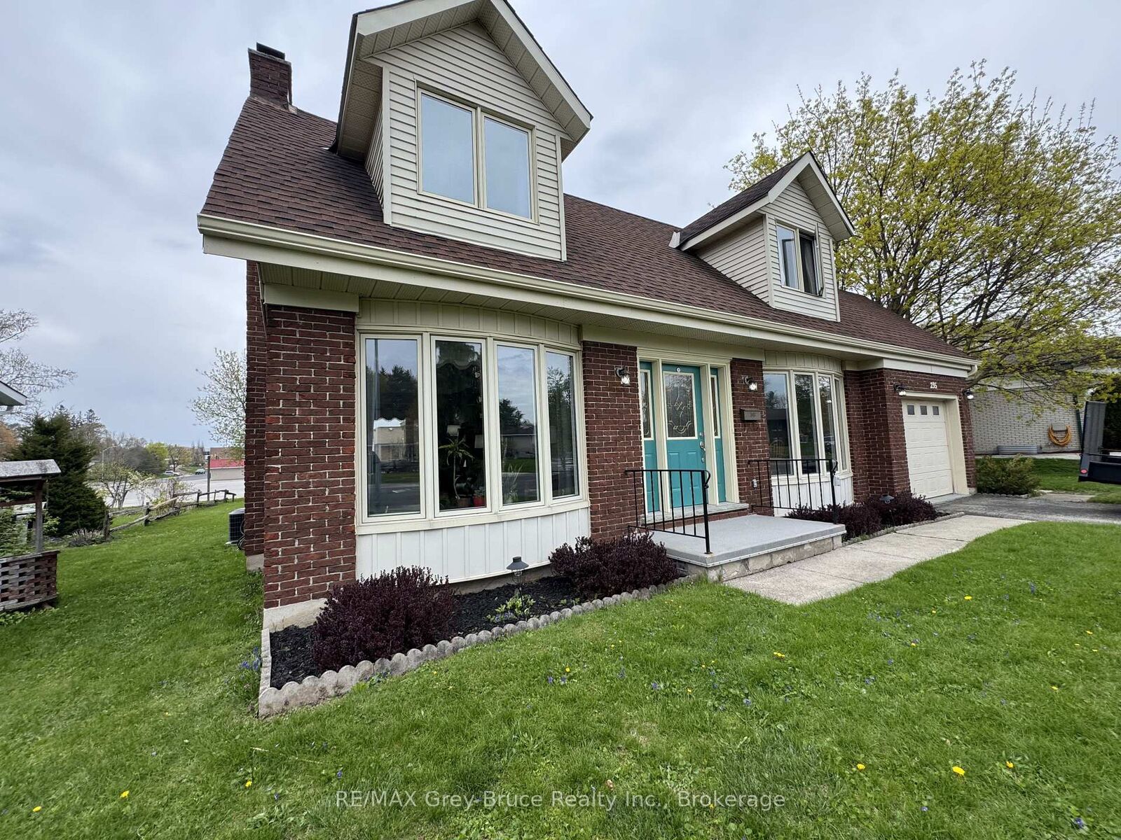 Property Photo: 235 5th Avenue ON N4N 2C3