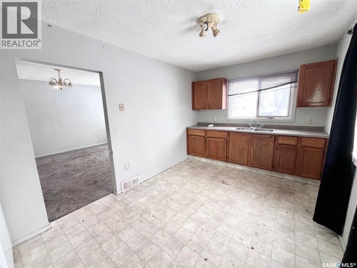 Property Photo:  428 11th Street E  SK S6V 1A7 