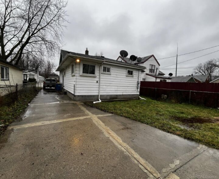 Property Photo:  8647 Chalmers Avenue  MI 48089 