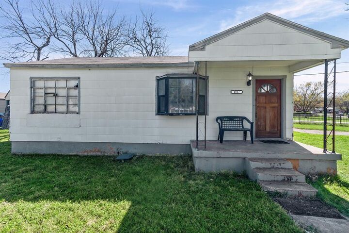 Property Photo:  2807 S Montreal Avenue  TX 75224 
