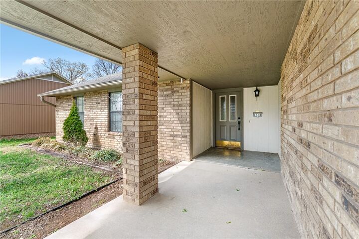 Property Photo:  1506 E Cortland Street  AR 72703 