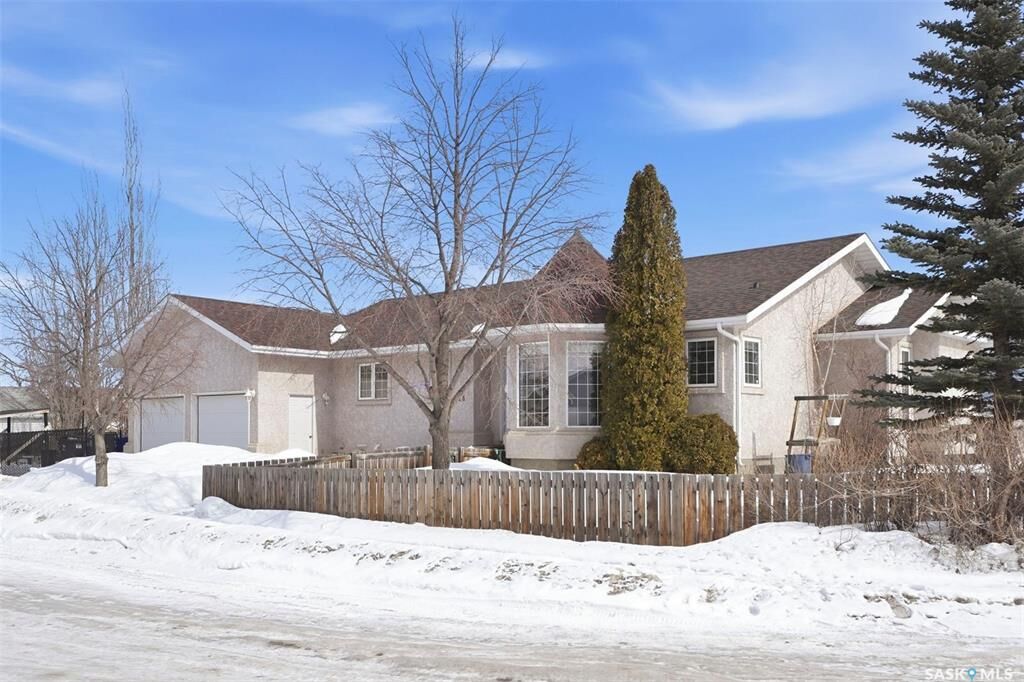 Property Photo:  126 Hall Crescent  SK S7L 7G6 