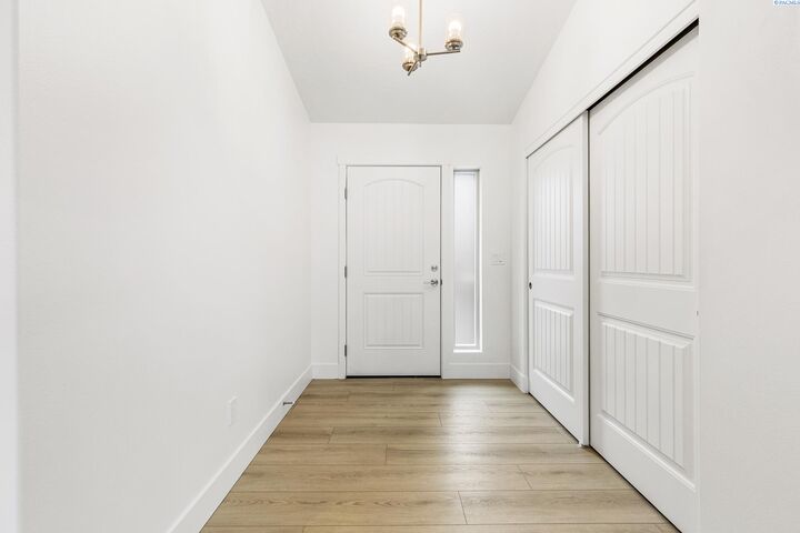 Property Photo:  2840 S Roosevelt St  WA 99338 