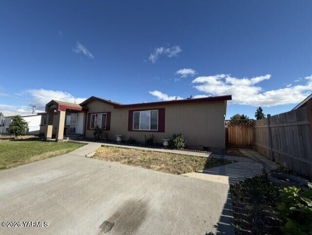 Property Photo:  6104 Crestfields Rd  WA 98903 