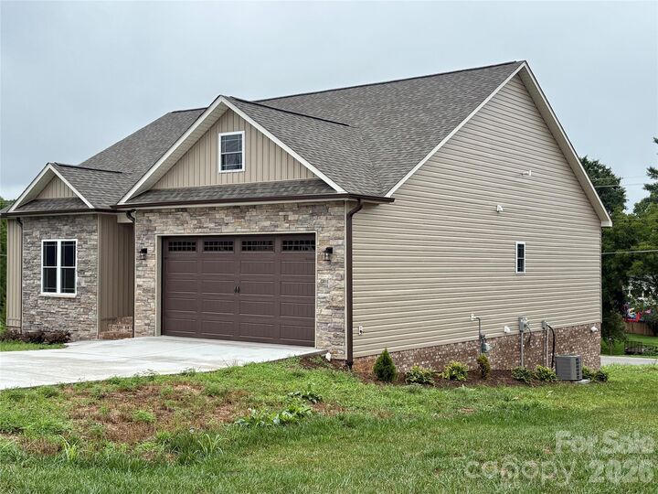 Property Photo:  4952 Southview Drive  NC 28602 