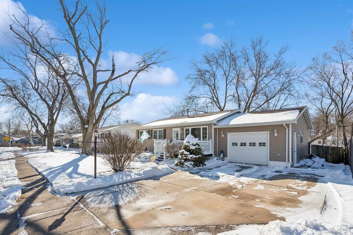 Property Photo:  309 Northbrook Drive  IA 52806 