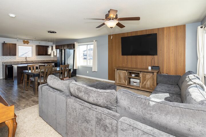 Property Photo:  529 Prairie Ridge Drive  IA 50124 