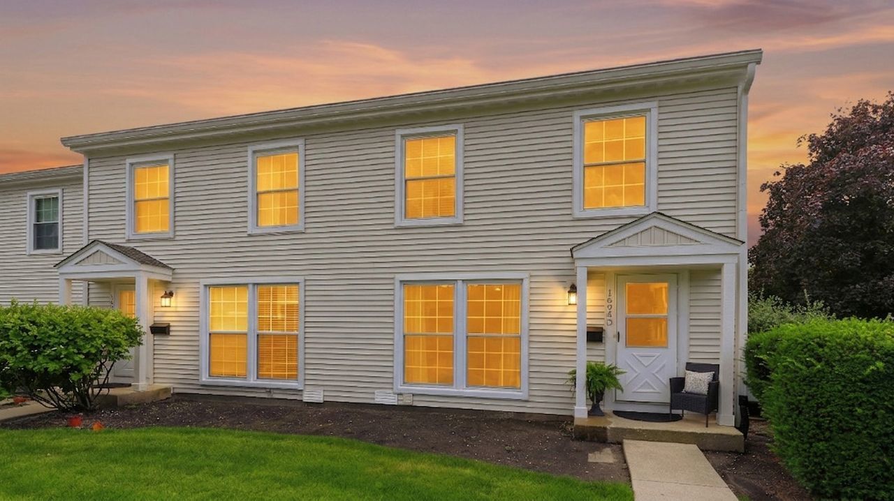 Property Photo:  1694 Valley Forge Court D  IL 60189 