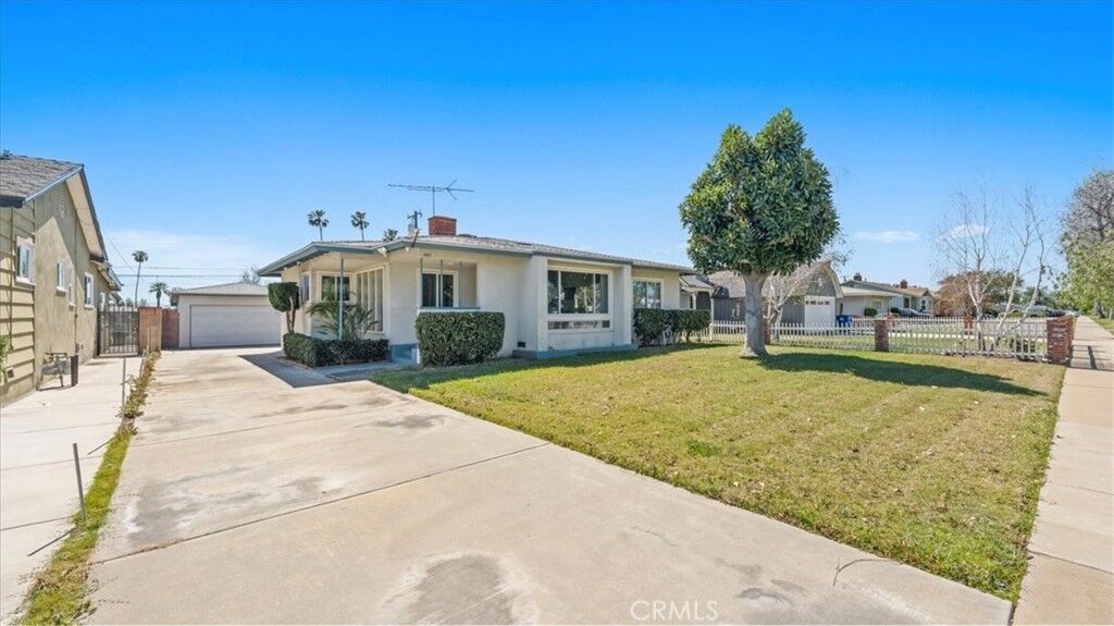 Property Photo:  941 W Yale Street  CA 91762 