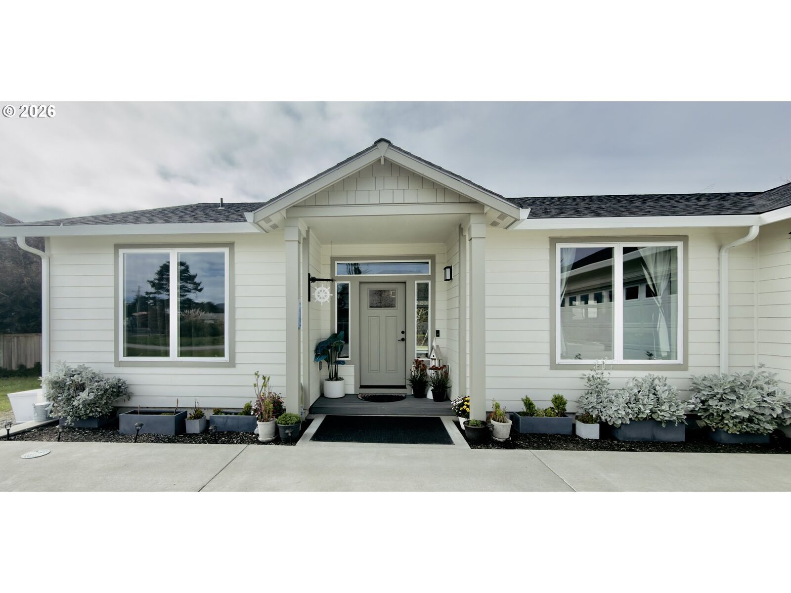 Property Photo: 7205 Edge Cliff Dr OR 97415
