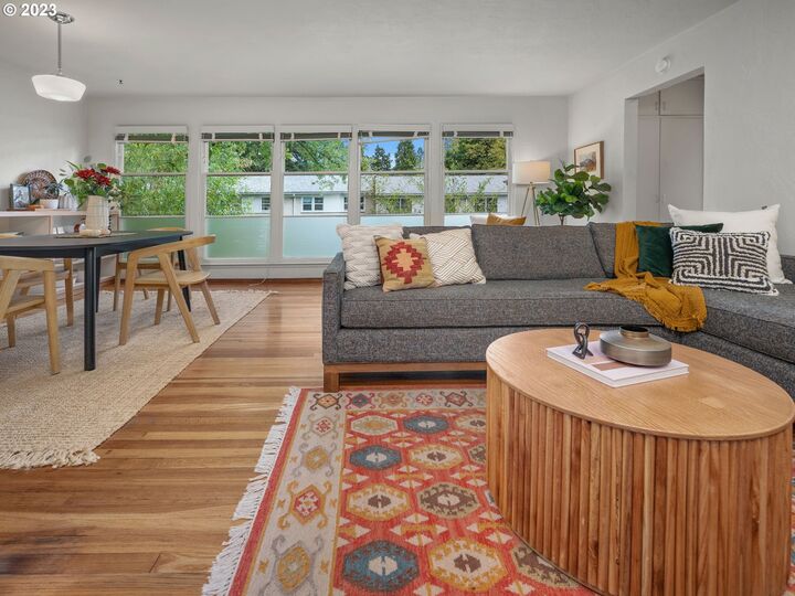 Property Photo:  6807 NE Broadway  OR 97213 