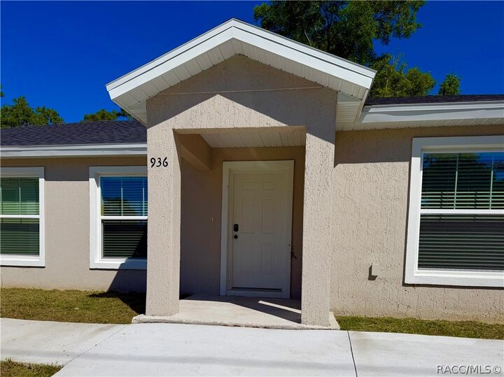 Property Photo:  936 S Apopka Avenue  FL 34452 