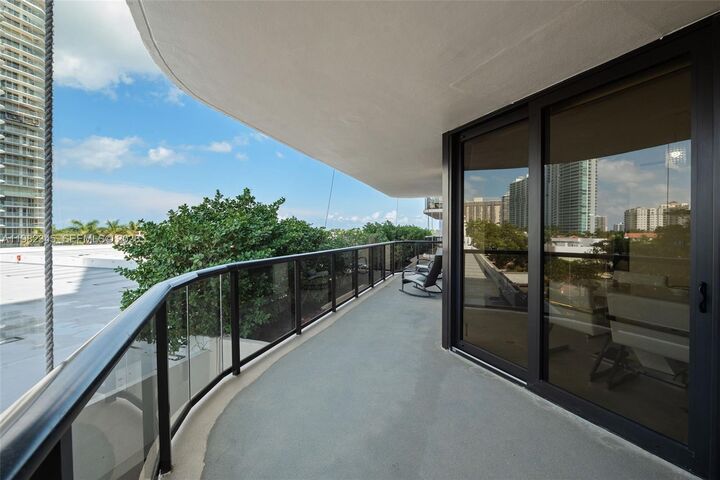 Property Photo: 19667 Turnberry Way 4H FL 33180