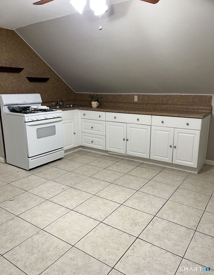 Property Photo: 100 Upton Street 5 CT 06051