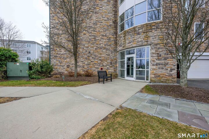 Property Photo:  60 Maple Street Apt 17  CT 06405 