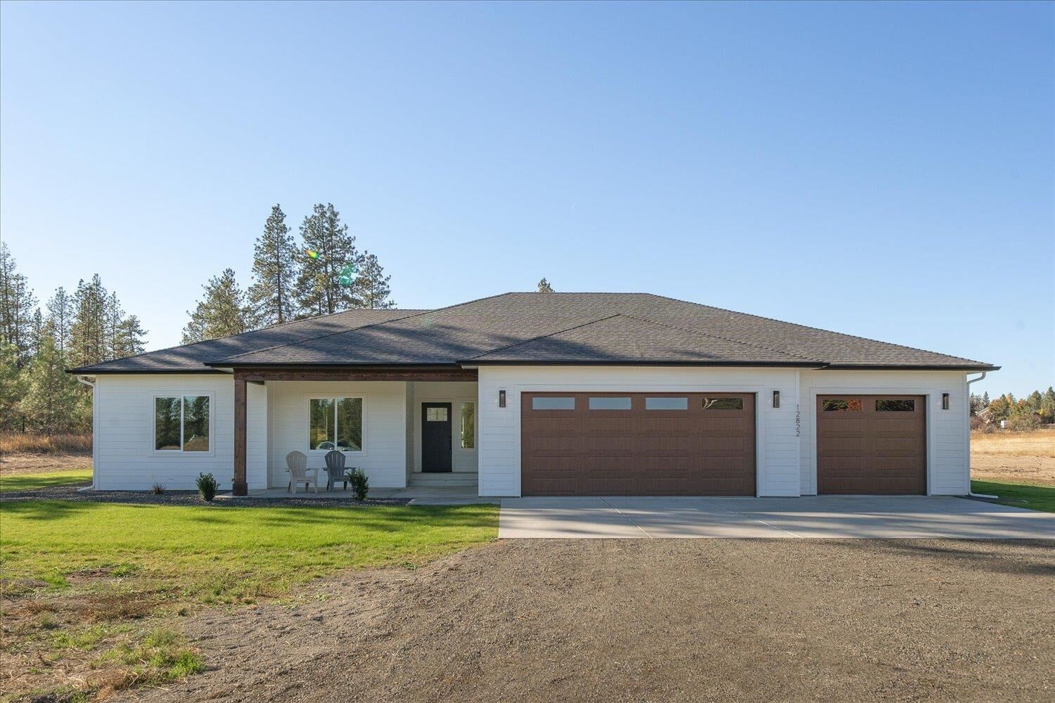 Property Photo:  101 S Dover Rd  WA 99022 