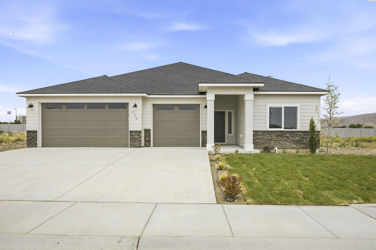 Property Photo: 220 Scott Rd WA 99350