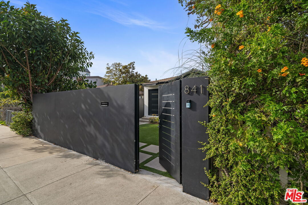 Property Photo:  841 Oxford Ave  CA 90292 