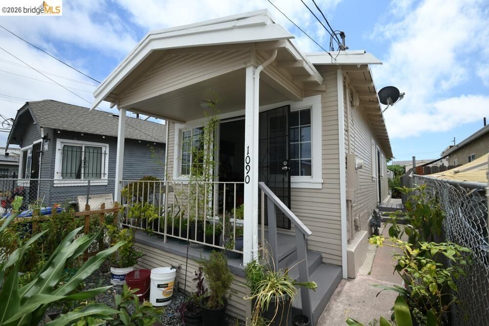 Property Photo:  1090 70th Ave  CA 94621 
