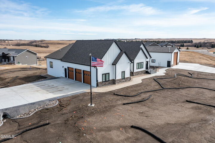 Property Photo:  1016 Silver Spur Place  ND 58503 