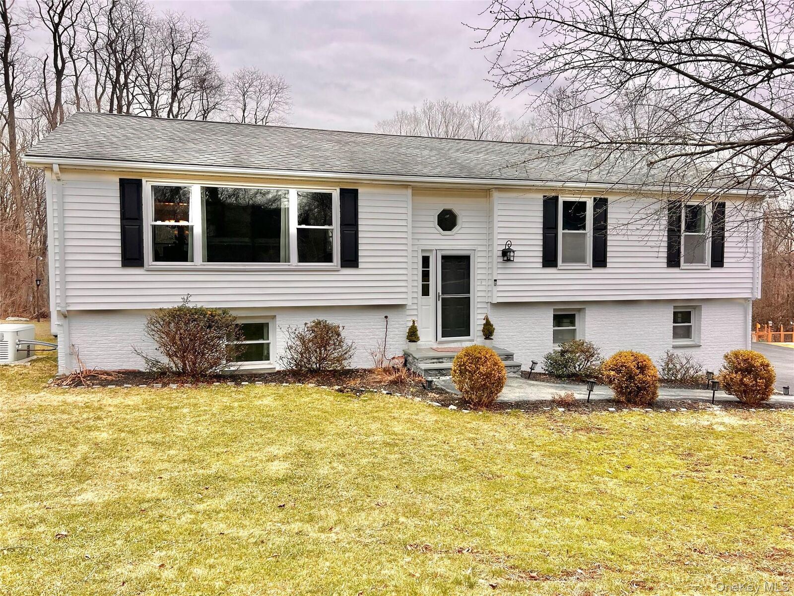 Property Photo:  4 Stonewall Farm Road  NY 10541 